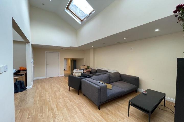 Flooded with natural light with 1050 Sq.,Ft of living & entertaining space Walworth Road, Elephant and Castle