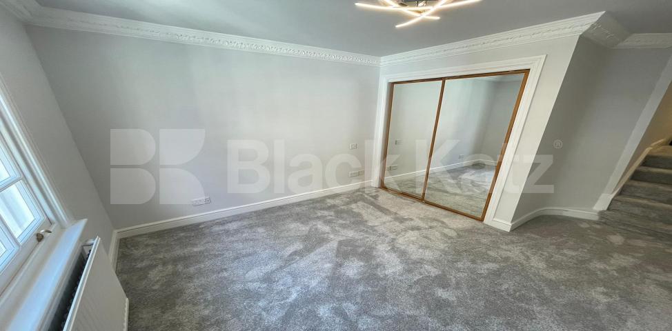 			LET , 1 Bedroom, 1 bath, 1 reception Apartment			 Winchester Street , Pimlico