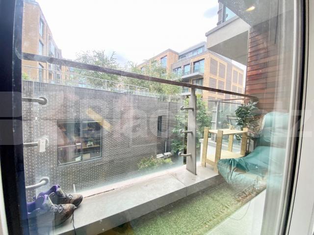 Flooded with natural light, prime location, balcony & Inclusive of water rates Long Lane, London Bridge