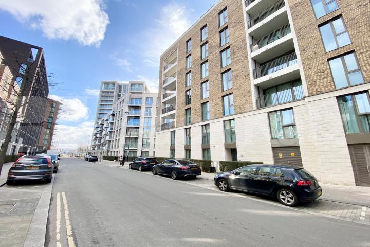 Modern 2 bed 2 bath in sought after Royal Wharf Admiralty Avenue, Royal Wharf