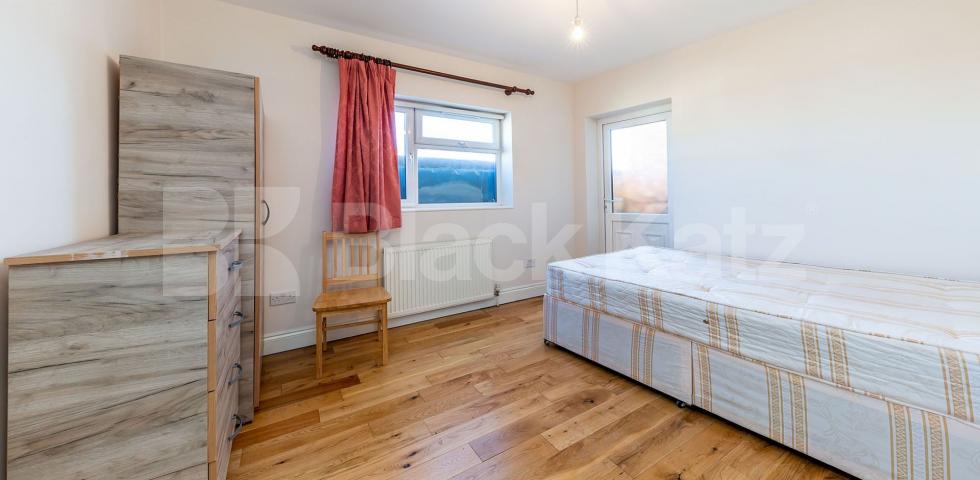 			New Instruction!, 2 Bedroom, 1 bath, 1 reception Ground Floor Flat			 High Street, Barnet