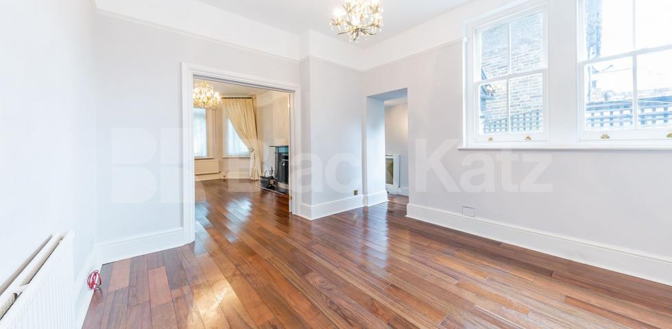 			WHOLE HOUSE WITH A GARDEN, 4 Bedroom, 1 bath, 1 reception House			 Chase Side, Enfield