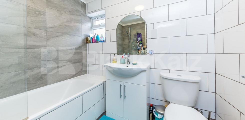 			Lovely 2 bedroom Garden flat in Bowes Park , 2 Bedroom, 1 bath, 1 reception Ground Floor Flat			 Cheshire Road , Bowes Park