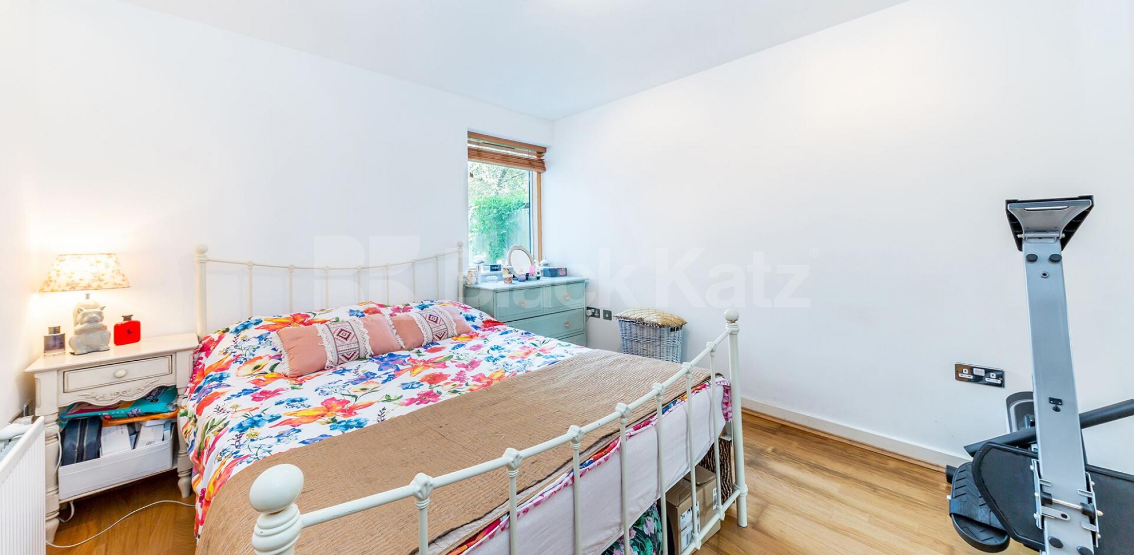 			1 Bedroom, 1 bath, 1 reception Flat			 Womersley Road, CROUCH END