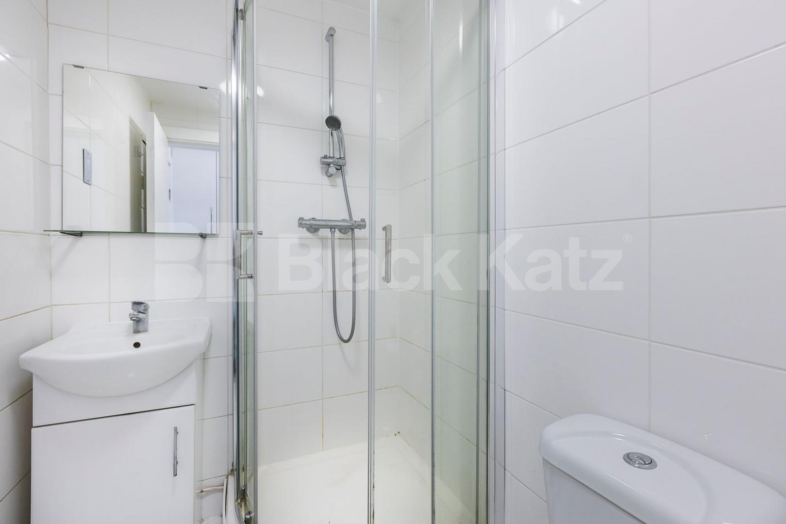 A well-presented and versatile property located on the highly sought-after Warwick Road in the heart of Earls Court Warwick road, Earls court, SW5 (Council tax, electric and water included),  Flat 216 49-51 Warwick Road