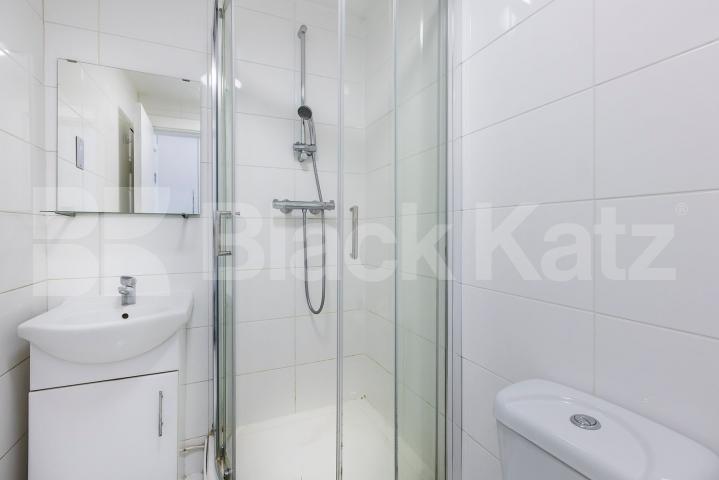 A well-presented and versatile property located on the highly sought-after Warwick Road in the heart of Earls Court Warwick road, Earls court, SW5 (Council tax, electric and water included),  Flat 216 49-51 Warwick Road