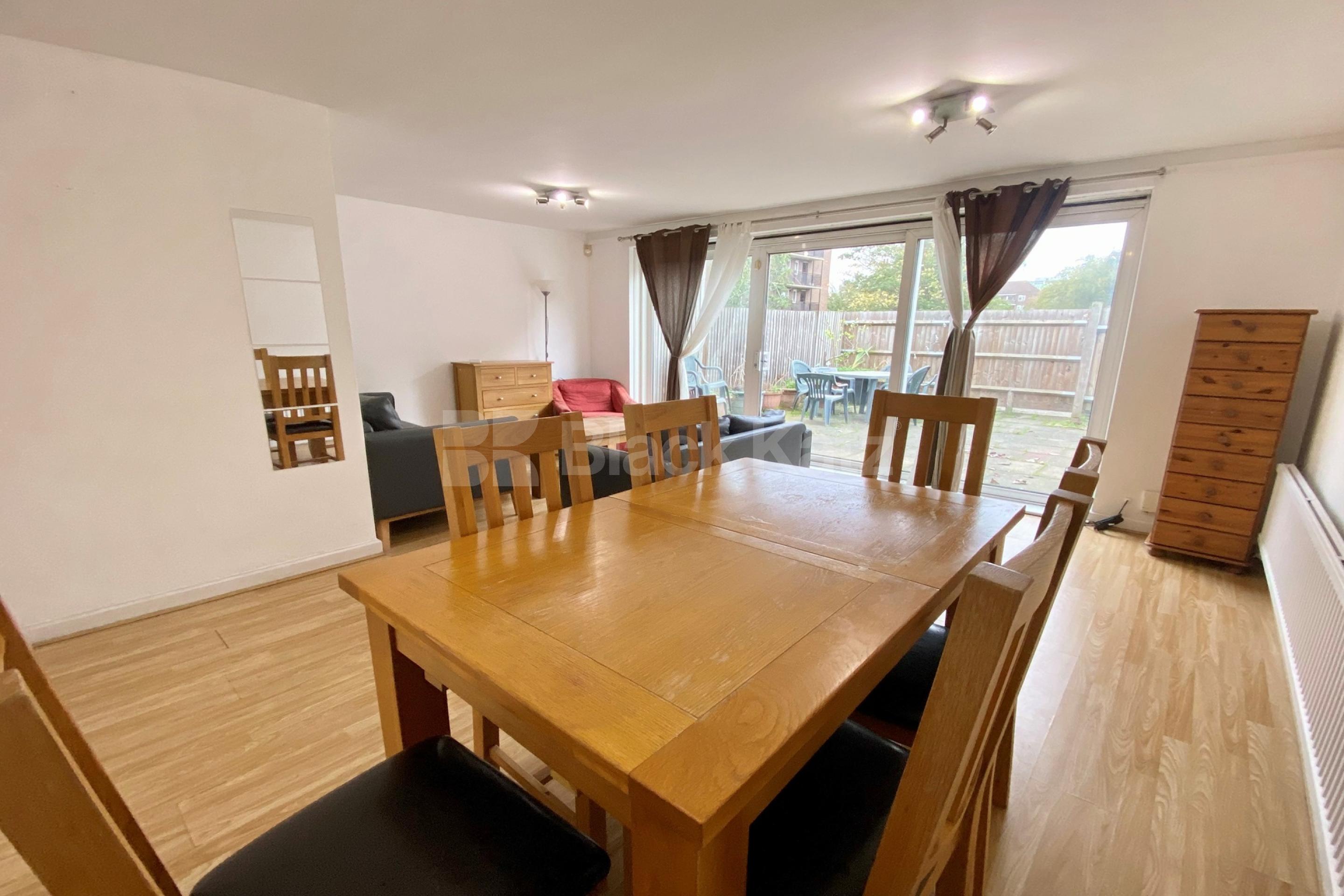 Boasting 1050 sq. ft. of living & entertaining space & sun filled roof terrace Yaldham House Old Kent Road, Elephant and Castle/Borough SE1