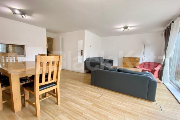 Boasting 1050 sq. ft. of living & entertaining space & sun filled roof terrace Yaldham House Old Kent Road, Elephant and Castle/Borough