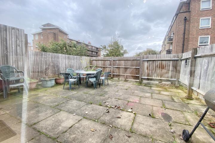 Boasting 1050 sq. ft. of living & entertaining space & sun filled roof terrace Yaldham House Old Kent Road, Elephant and Castle/Borough