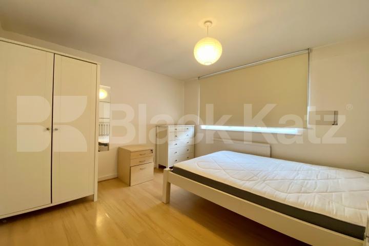 Boasting 1050 sq. ft. of living & entertaining space & sun filled roof terrace Yaldham House Old Kent Road, Elephant and Castle/Borough