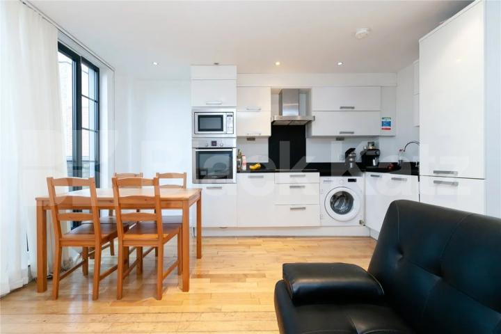 Stylish 2 double bedroom property with access to private balcony York Way, Islington / Caledonian Road