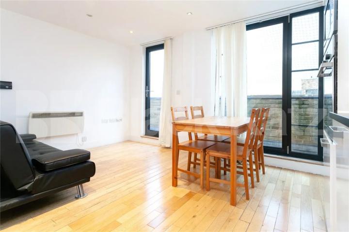 Stylish 2 double bedroom property with access to private balcony York Way, Islington / Caledonian Road
