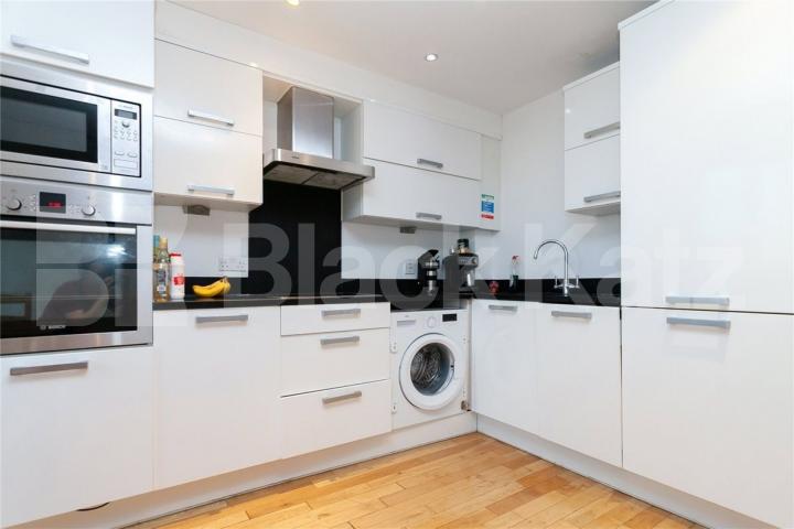 Stylish 2 double bedroom property with access to private balcony York Way, Islington / Caledonian Road