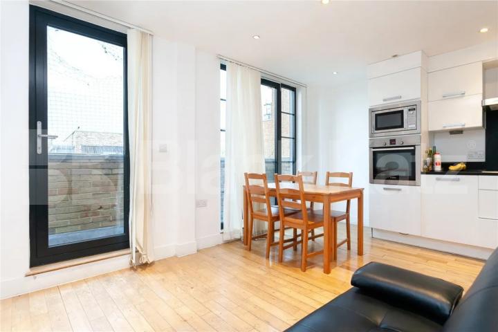 Stylish 2 double bedroom property with access to private balcony York Way, Islington / Caledonian Road