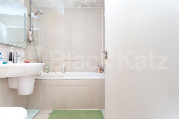 Stylish 2 double bedroom property with access to private balcony York Way, Islington / Caledonian Road