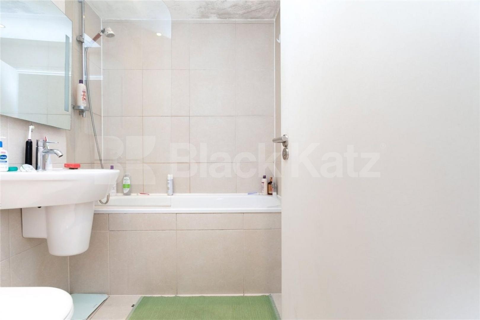 Stylish 2 double bedroom property with access to private balcony York Way, Islington / Caledonian Road