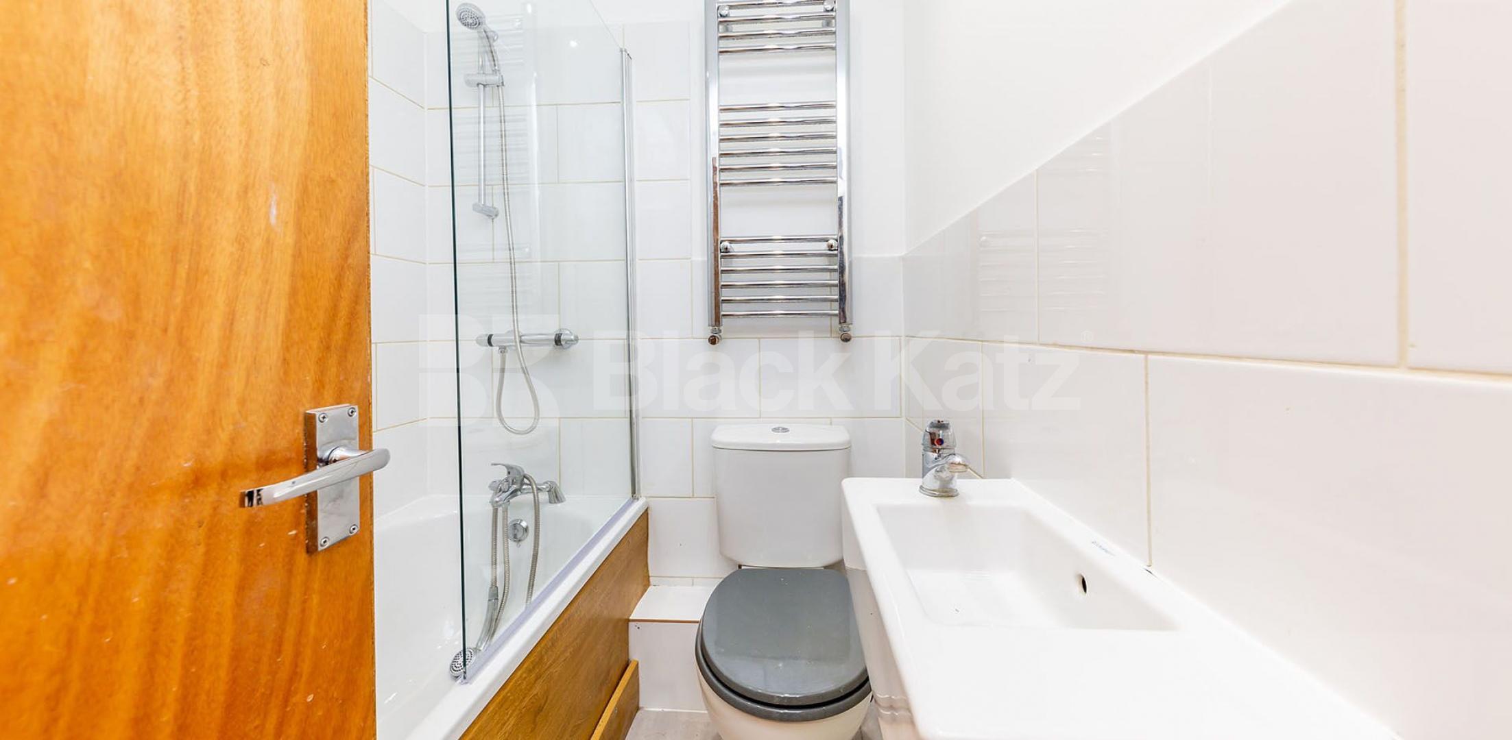 			Fantastic 2 bedroom apartment with terrace close to the tube and shops!, 2 Bedroom, 1 bath, 1 reception Apartment			 Myddleton Road, Bounds Green 