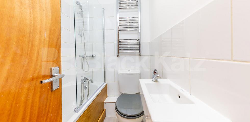 			Fantastic 2 bedroom apartment with terrace close to the tube and shops!, 2 Bedroom, 1 bath, 1 reception Apartment			 Myddleton Road, Bounds Green 