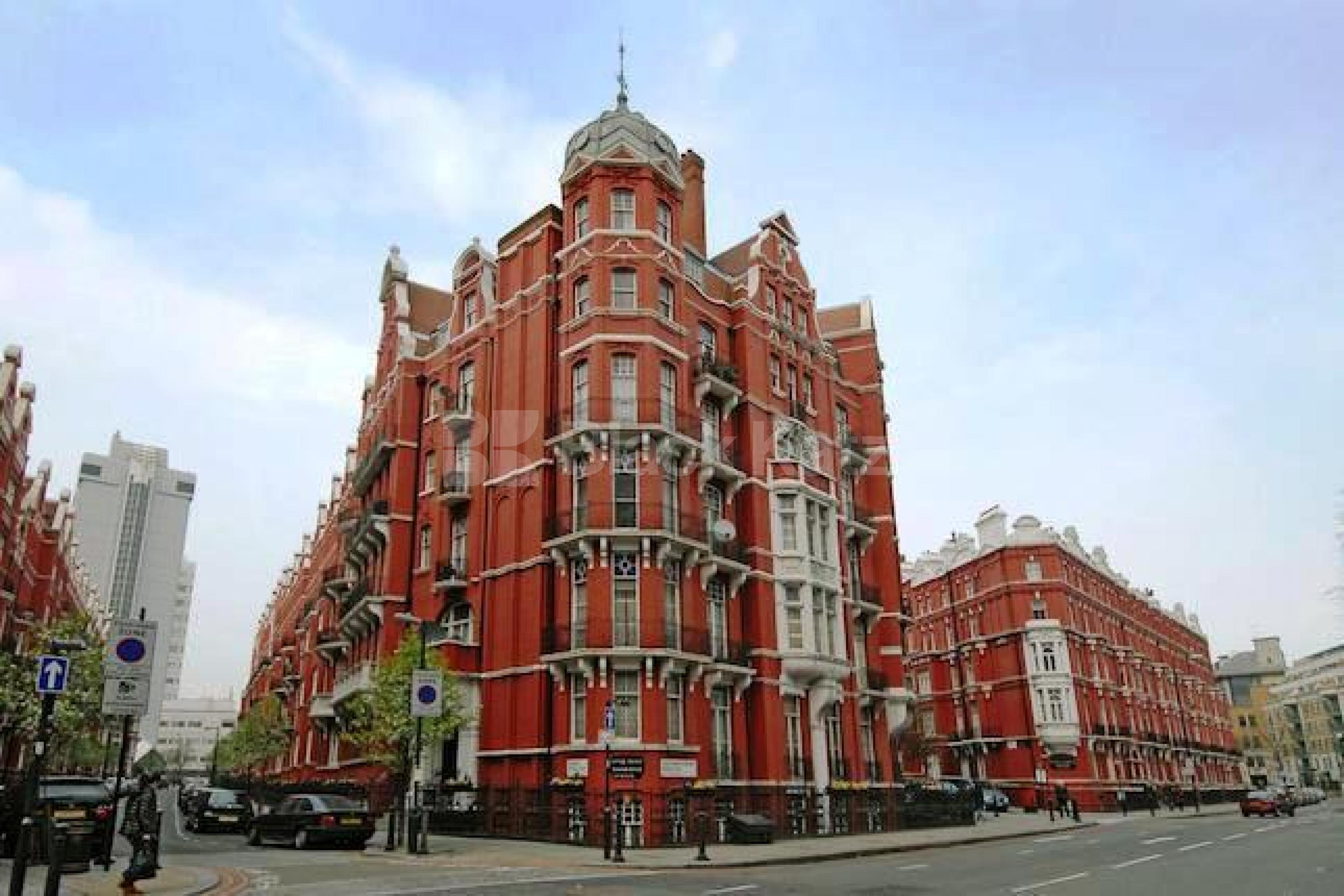 			MINUTES TO OXFORD STREET & HYDE PARK!, 6 Bedroom, 2 bath, 1 reception Flat			 Cabell Street, MARYLEBONE NW1