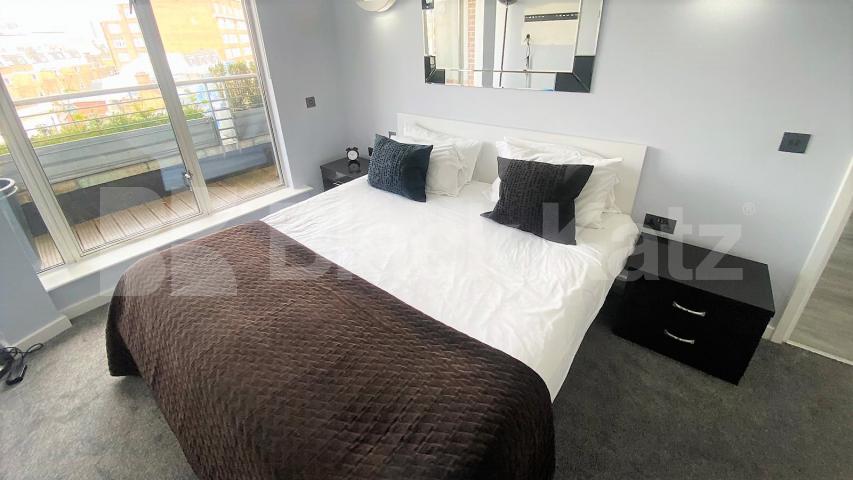 			MINUTES TO HYDE PARK!, 3 Bedroom, 2 bath, 1 reception House			 Inverness Terrace, BAYSWATER-HYDE PARK