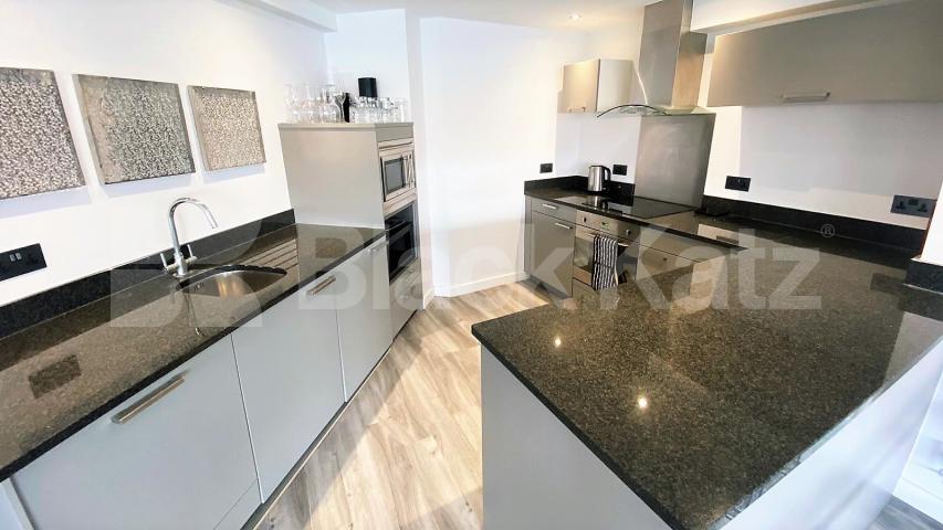 			MINUTES TO HYDE PARK!, 3 Bedroom, 2 bath, 1 reception House			 Inverness Terrace, BAYSWATER-HYDE PARK