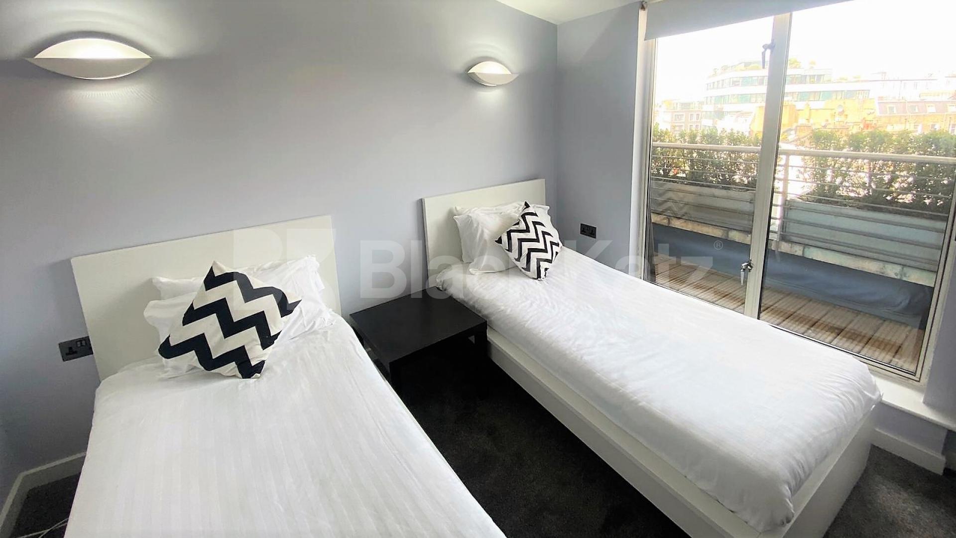 			MINUTES TO HYDE PARK!, 3 Bedroom, 2 bath, 1 reception House			 Inverness Terrace, BAYSWATER-HYDE PARK