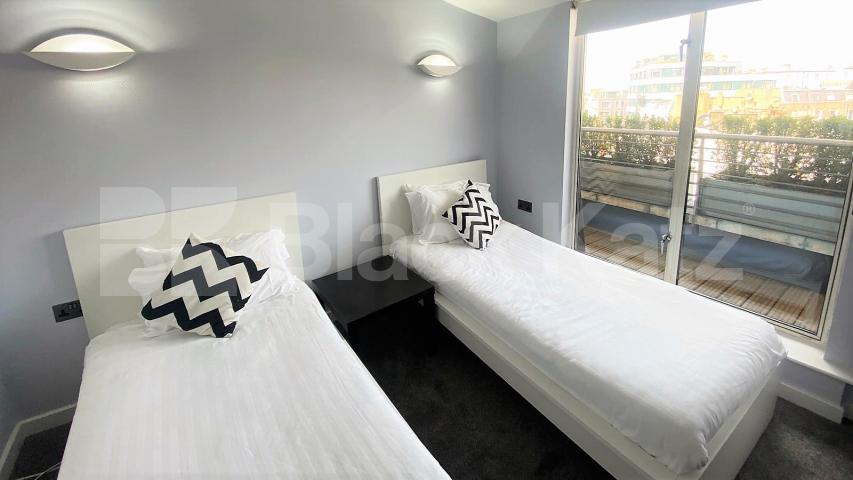 			MINUTES TO HYDE PARK!, 3 Bedroom, 2 bath, 1 reception House			 Inverness Terrace, BAYSWATER-HYDE PARK