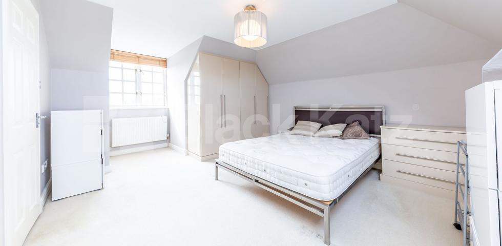 			2 Bedroom, 1 bath, 1 reception Flat			 Newsholme Drive, Winchmore Hill / Enfield 