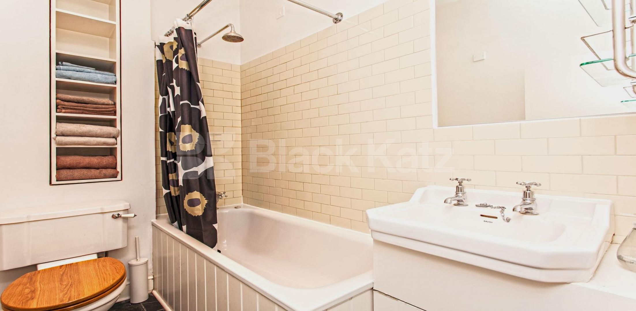 Fantastic two bed set within a period house in Zone 1 Granville Square, Clerkenwell / Farringdon 