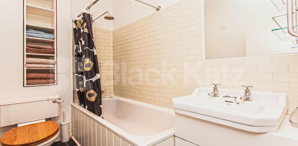 Fantastic two bed set within a period house in Zone 1 Granville Square, Clerkenwell / Farringdon 